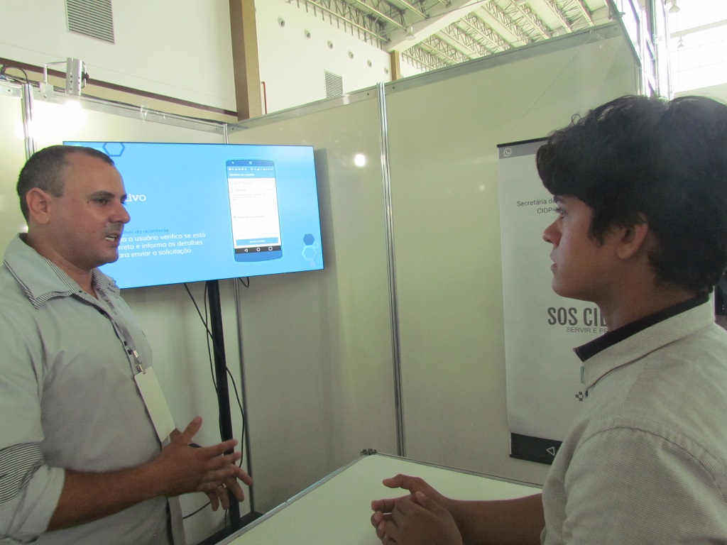 Um dos trabalhos da mostra tecnologica foi o aplicativo SOS cidadão.jpg