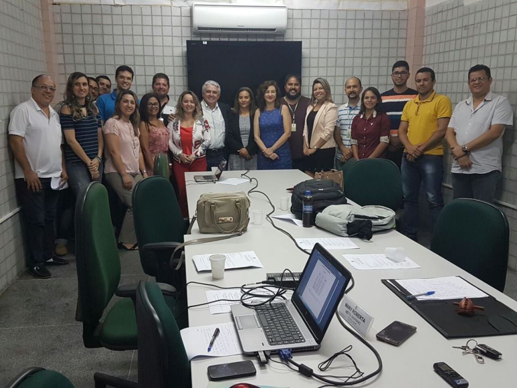 Reitor Nicácio ao lado dos membros do CEPE.jpg