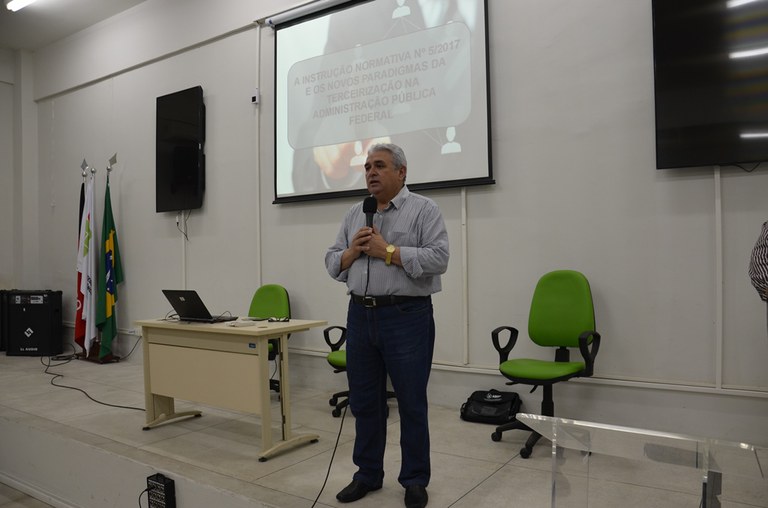 Reitor Nicácio durante a abertura do encontro.jpg