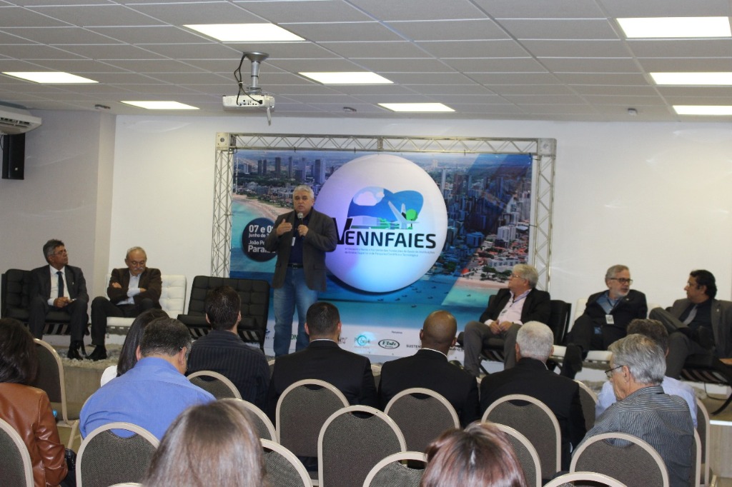 Reitor Nicácio durante palestra.jpg