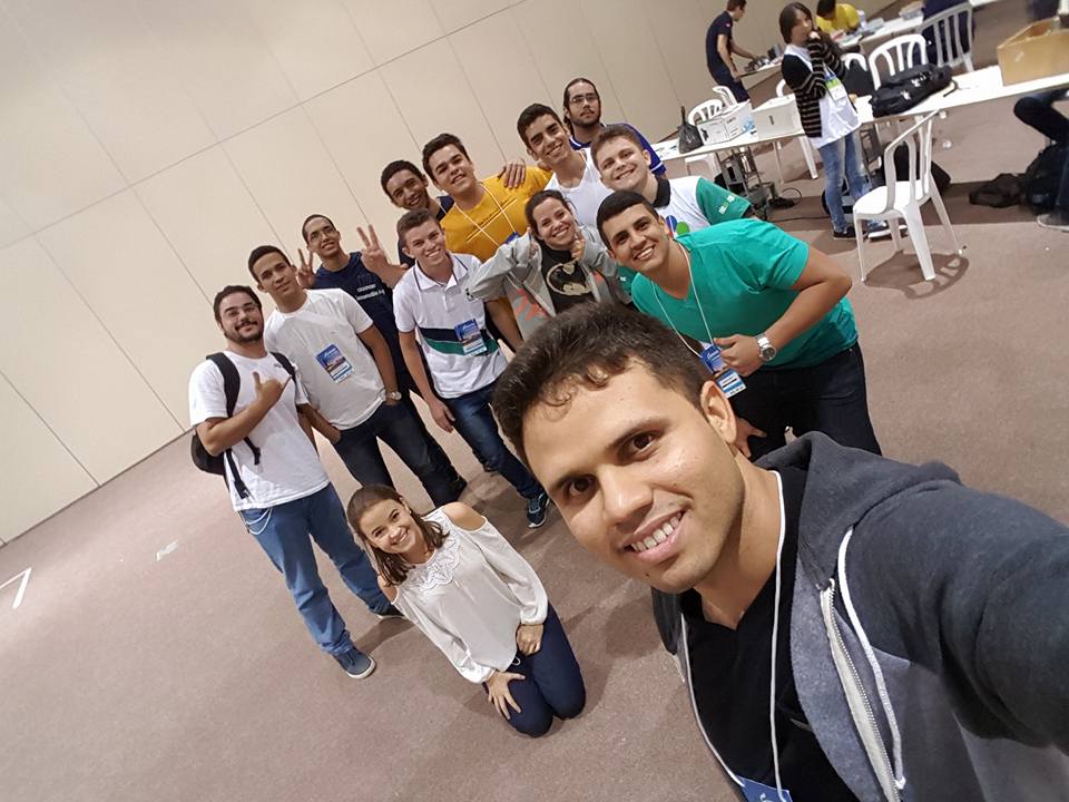 Raphaell com alunos do Campus.jpg