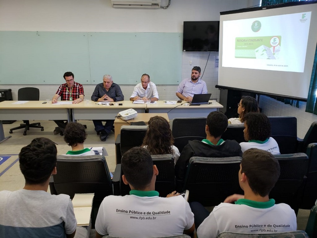 Reitoria Itinerante_alunos.jpg