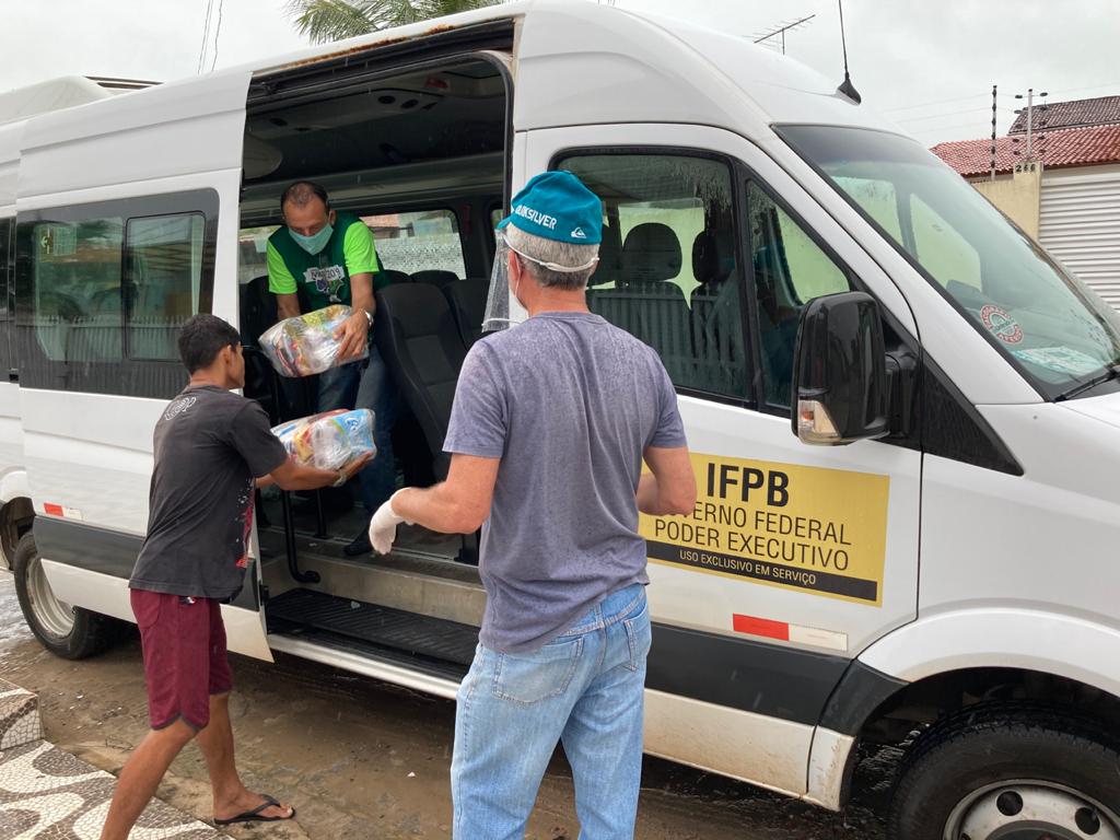 entrega das cestas na paroquia sao judas tadeu em cabedelo 4.jpg