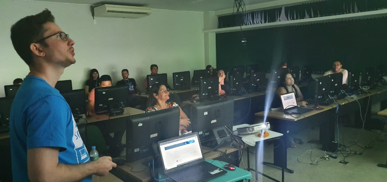 estudantes utilizando o laboratorio.jpg