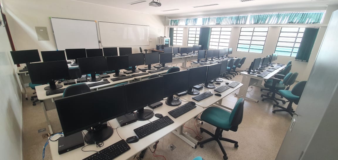 laboratorio de info.jpg