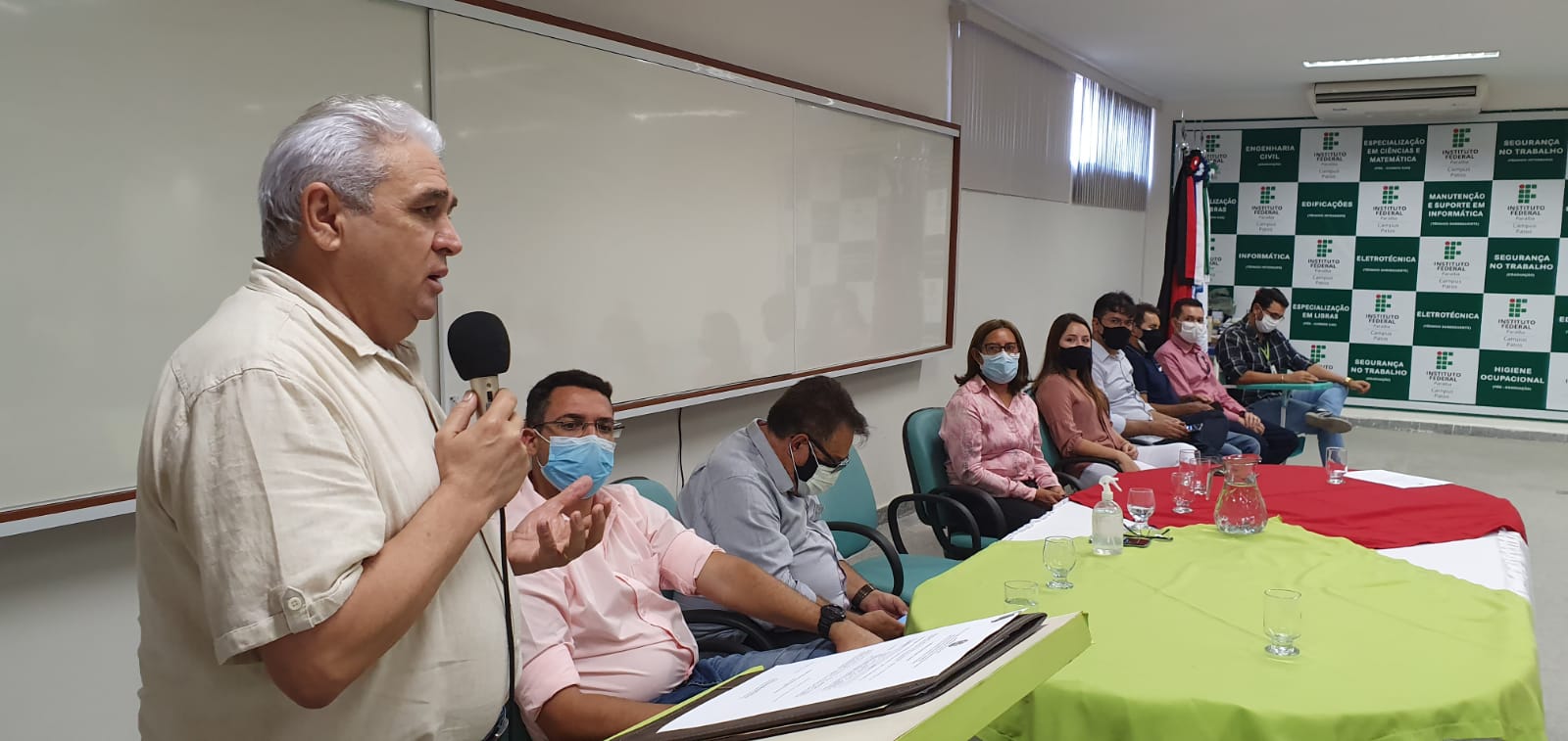 reitor nicacio em seu discurso.jpeg