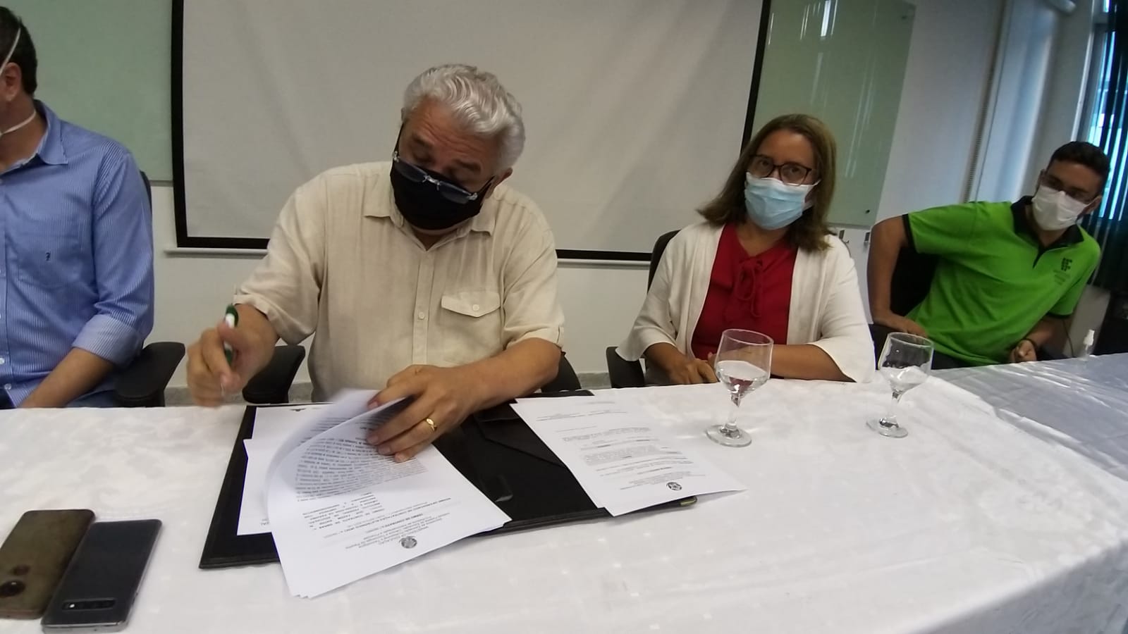 Reitor assina ordem de serviço.jpeg