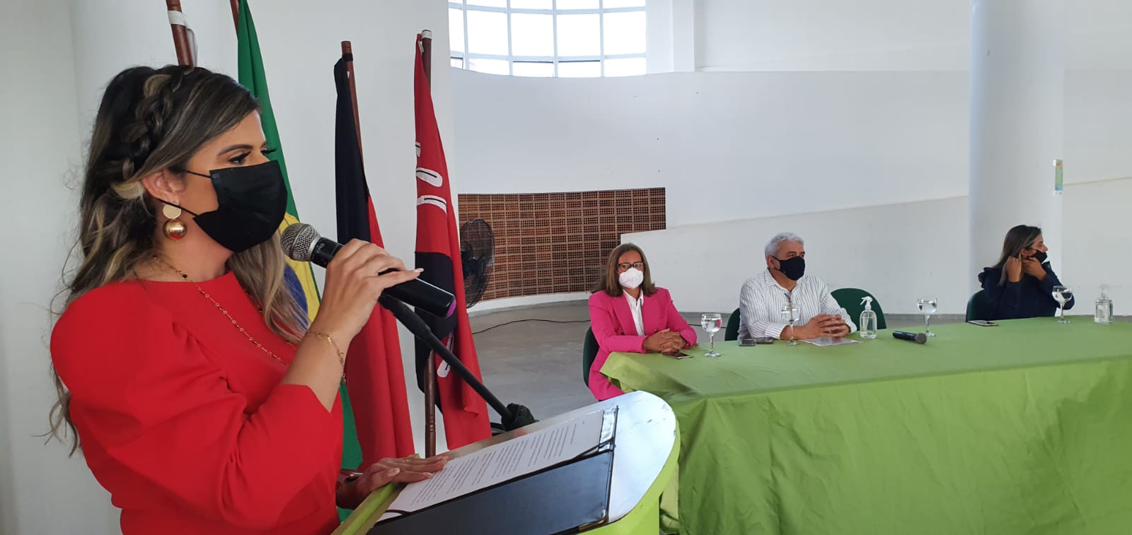 diretora kyara em seu discurso.jpg