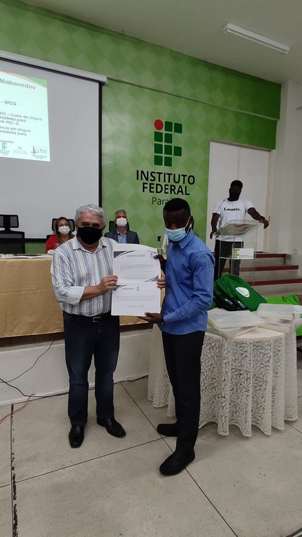 Chriss Yannick recebe certificado de proficiencia.jpeg