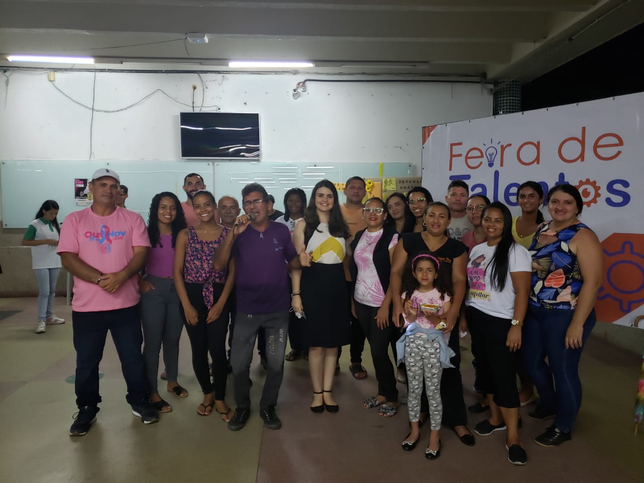 professora Danielle com os estudantes do 4º ciclo em visita a feira.jpg