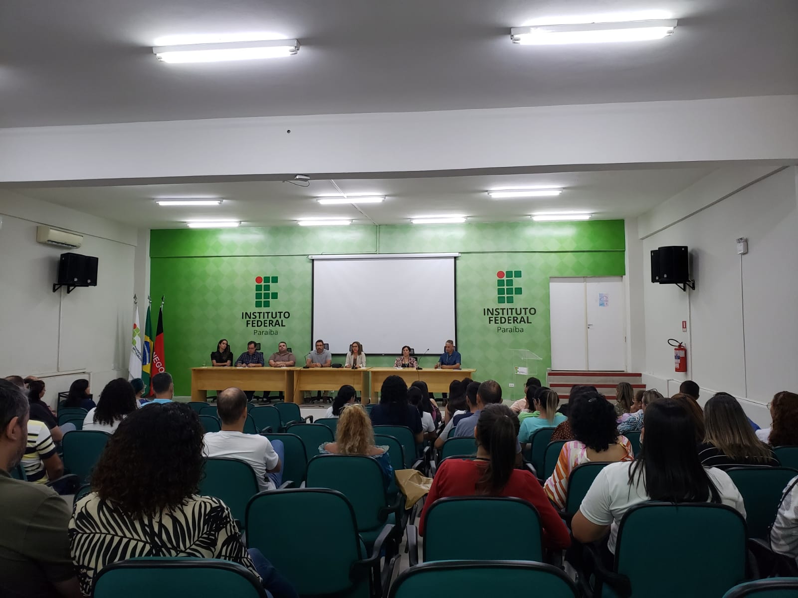 reitora reune servidores no auditorio.jpeg