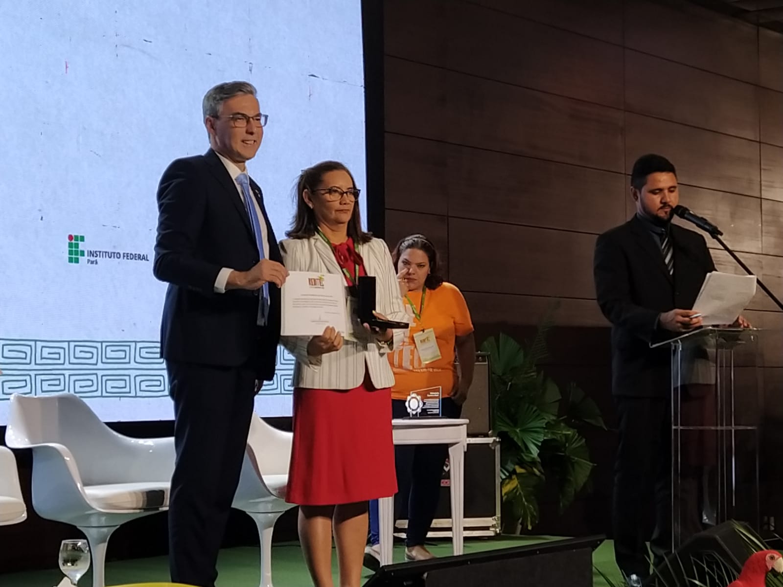 mary representou nicacio durante a homenagem a ex reitores.jpg