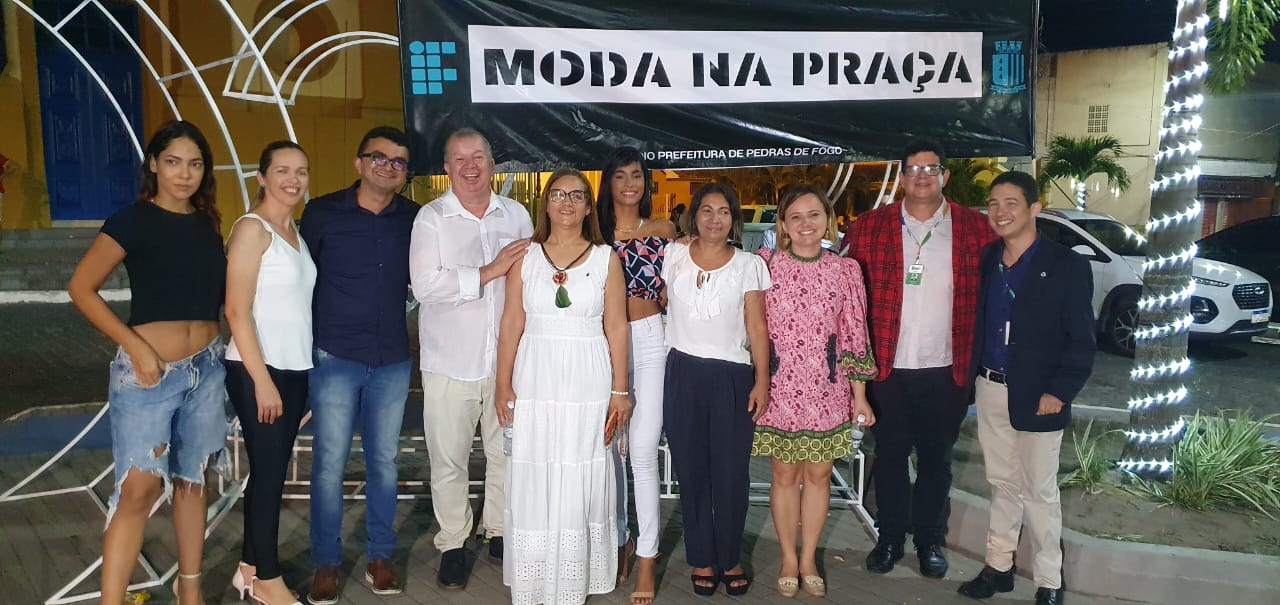 desfile moda na praça.jpg