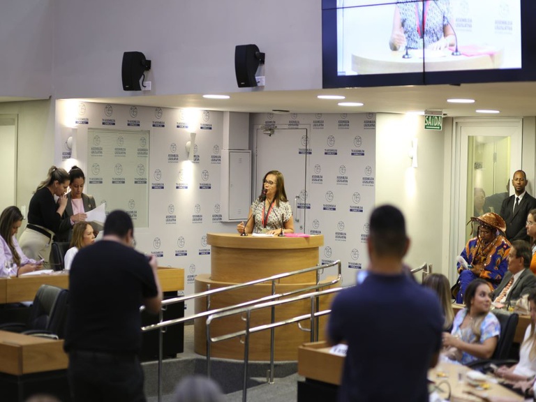 Reitora do IFPB Mary Roberta, recebe Medalha Professor Darcy Ribeiro (3).jpg