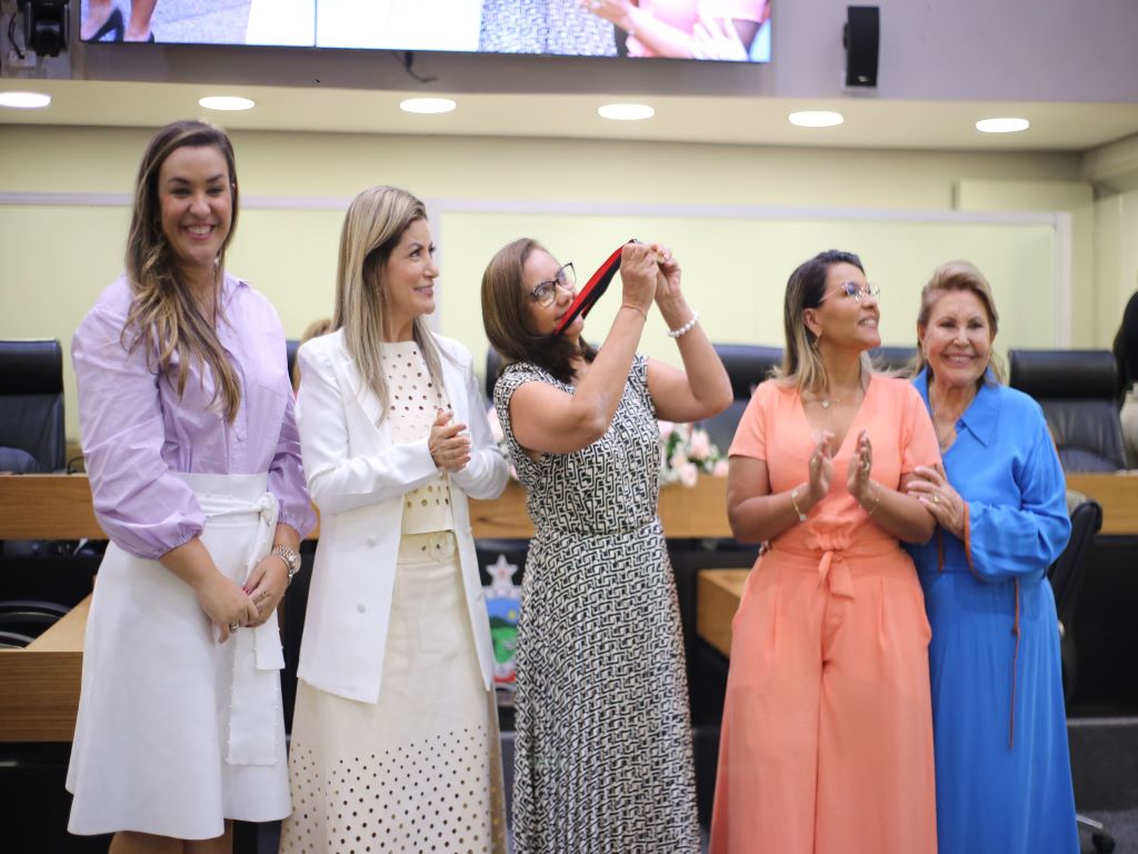 Reitora do IFPB Mary Roberta, recebe Medalha Professor Darcy Ribeiro (4).jpg