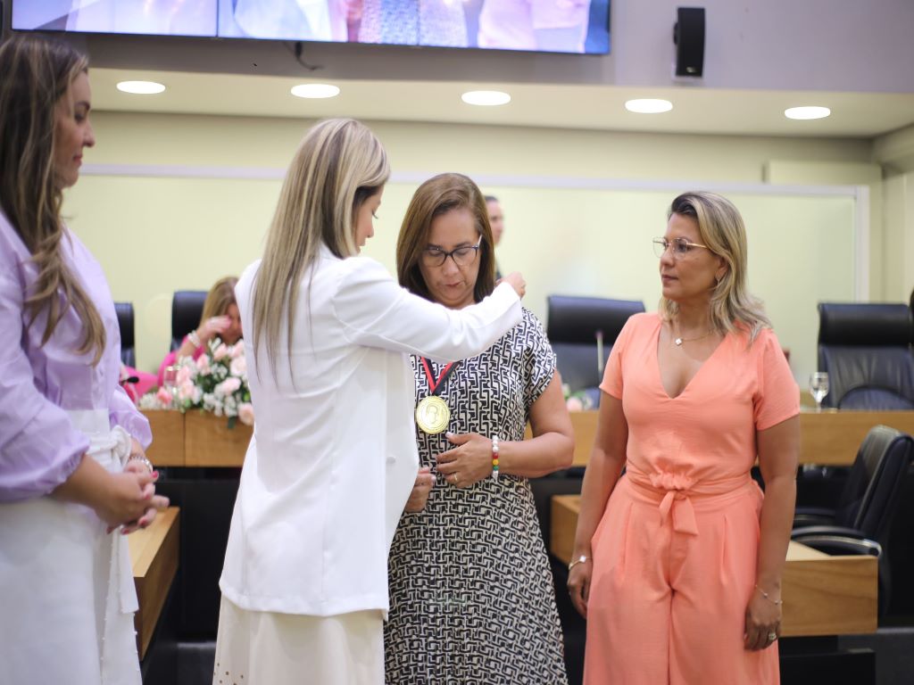 Reitora do IFPB Mary Roberta, recebe Medalha Professor Darcy Ribeiro (6).jpg