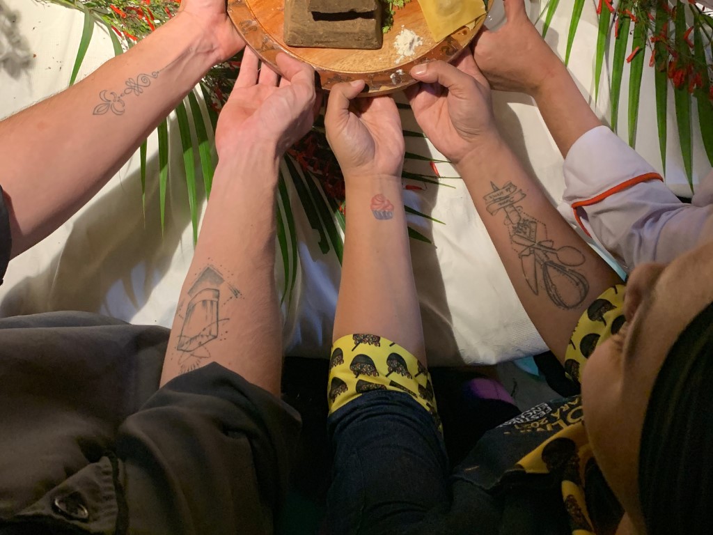 Foto mãos de chefs.jpeg