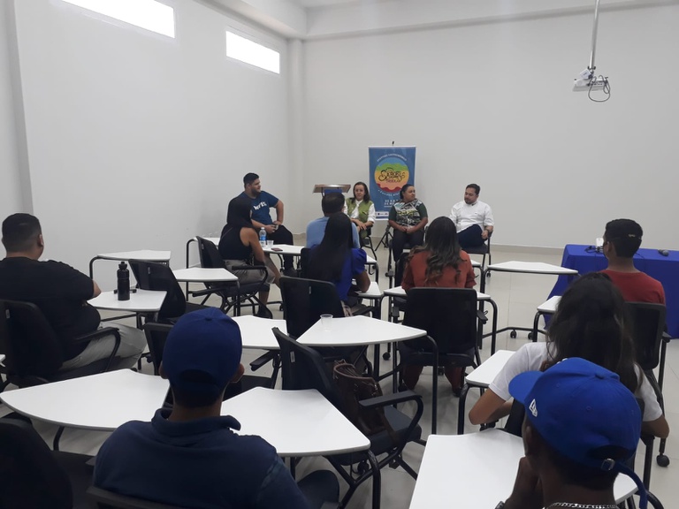 Mesa redonda no Sebrae.jpg