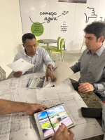 Dr.Damião observa projeto do restaurante.jpeg Dr.Damião observa projeto do restaurante.jpeg