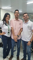 Professor Marcos Alyssandro no centro e os estudantes Ana e Vinicius.jpeg