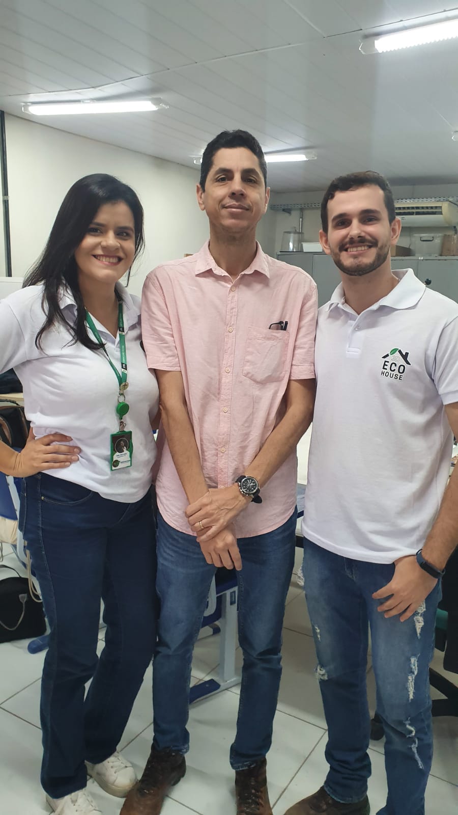 Professor Marcos Alyssandro no centro e os estudantes Ana e Vinicius.jpeg