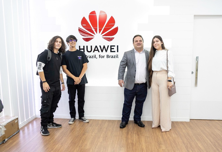 Estudante Maria Cecília ao lado de colegas de equipe e do professor Michel Dias.jpeg