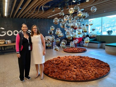 Estudante Vitória Heliane Sobrinha ao lado da reitora Mary Roberta.jpeg