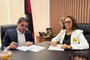 Deputado federal Murilo Galdino e reitora Mary Roberta 2.jpg