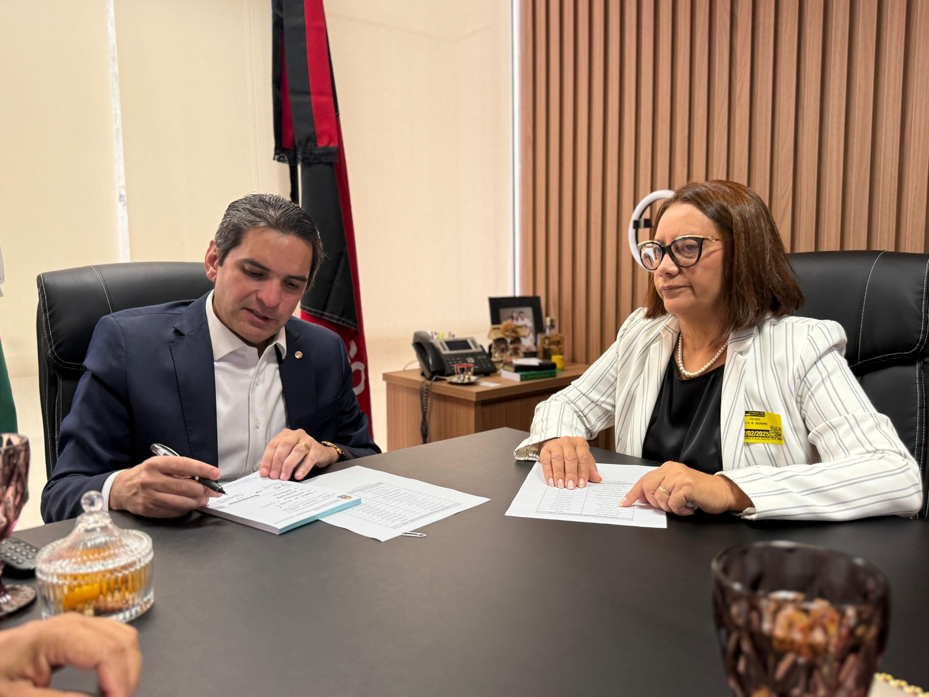 Deputado federal Murilo Galdino e reitora Mary Roberta 4.jpg