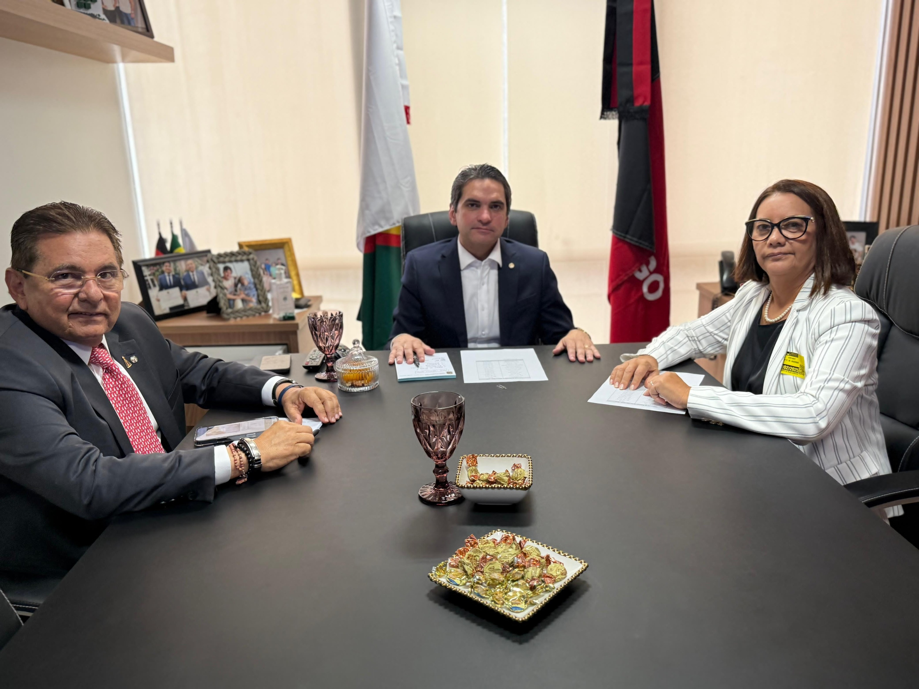 Deputado federal Murilo Galdino, reitora Mary Roberta e deputado estadual Adriano Galdino.jpg