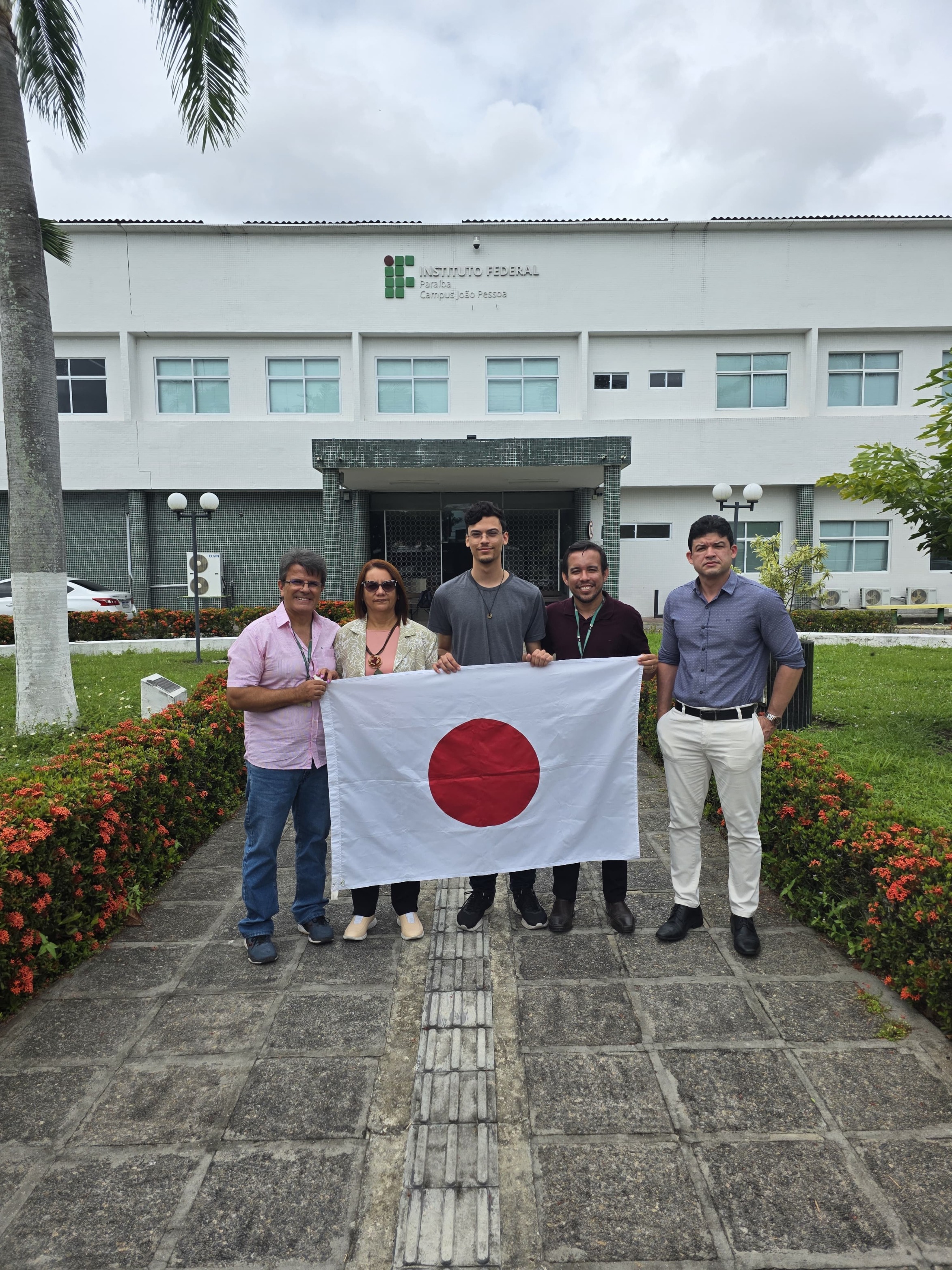 Com Sammuel, no Jardim, na frente do campus.jpeg