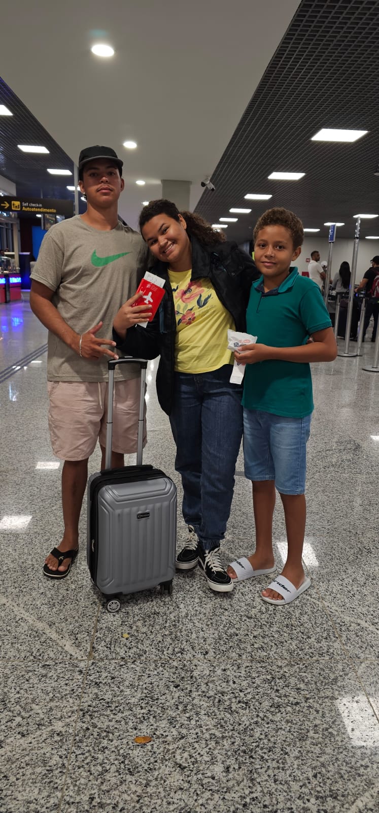 Estudante Alice Lourenço viajando para a Índia.jpg