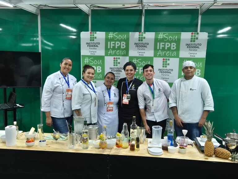 equipe de professores e alunos em ação.jpeg