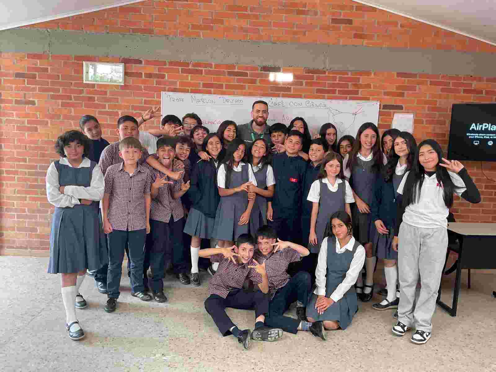 Com estudantes colombianos