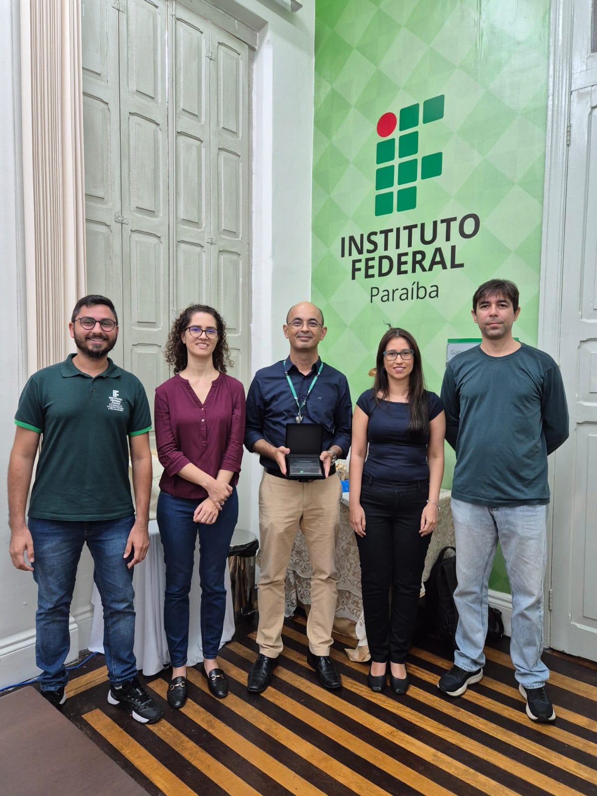 Placa entregue pekla equipe ao ex-diretor-executivo.jpeg