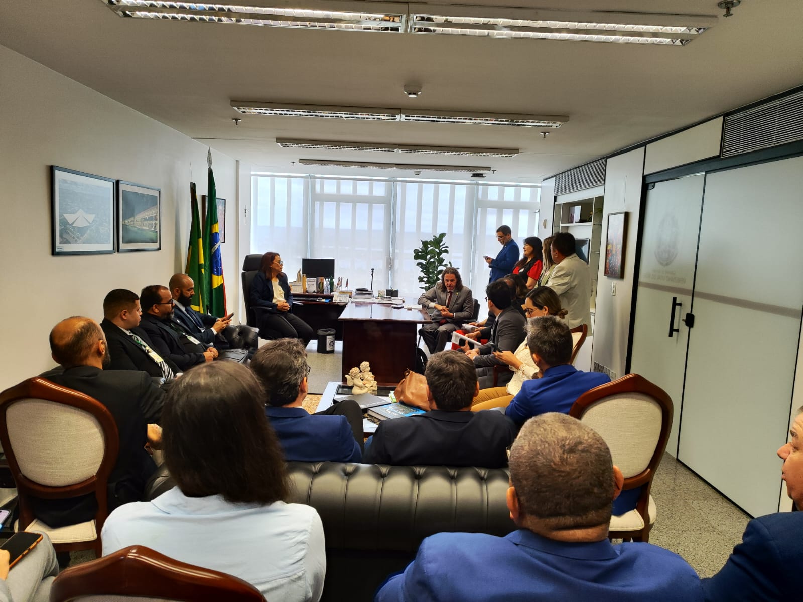 comitiva no gabinete do senador veneziano.jpeg