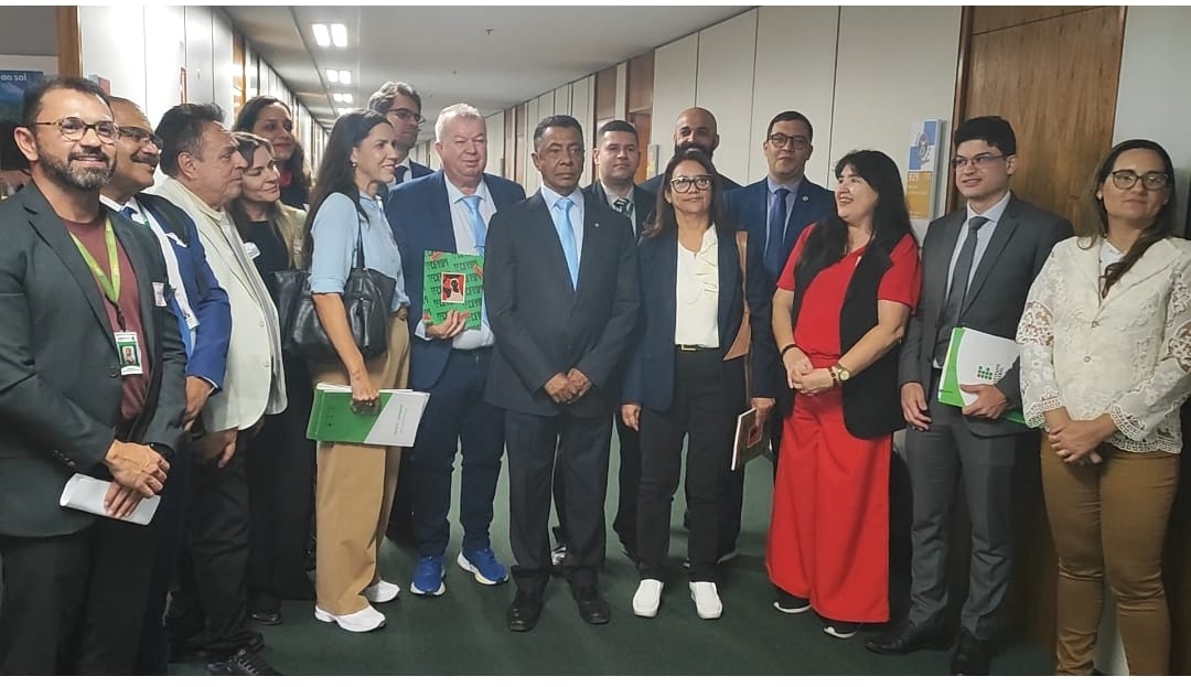 deputado damiao feliciano com  comitiva do ifpb.jpeg