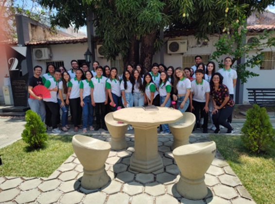 equipe e estudantes.jpg equipe e estudantes.jpg