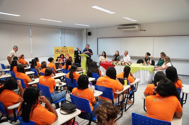 Campus Patos promove aula inaugural de Curso de Manicure e Pedicure 2.jpg