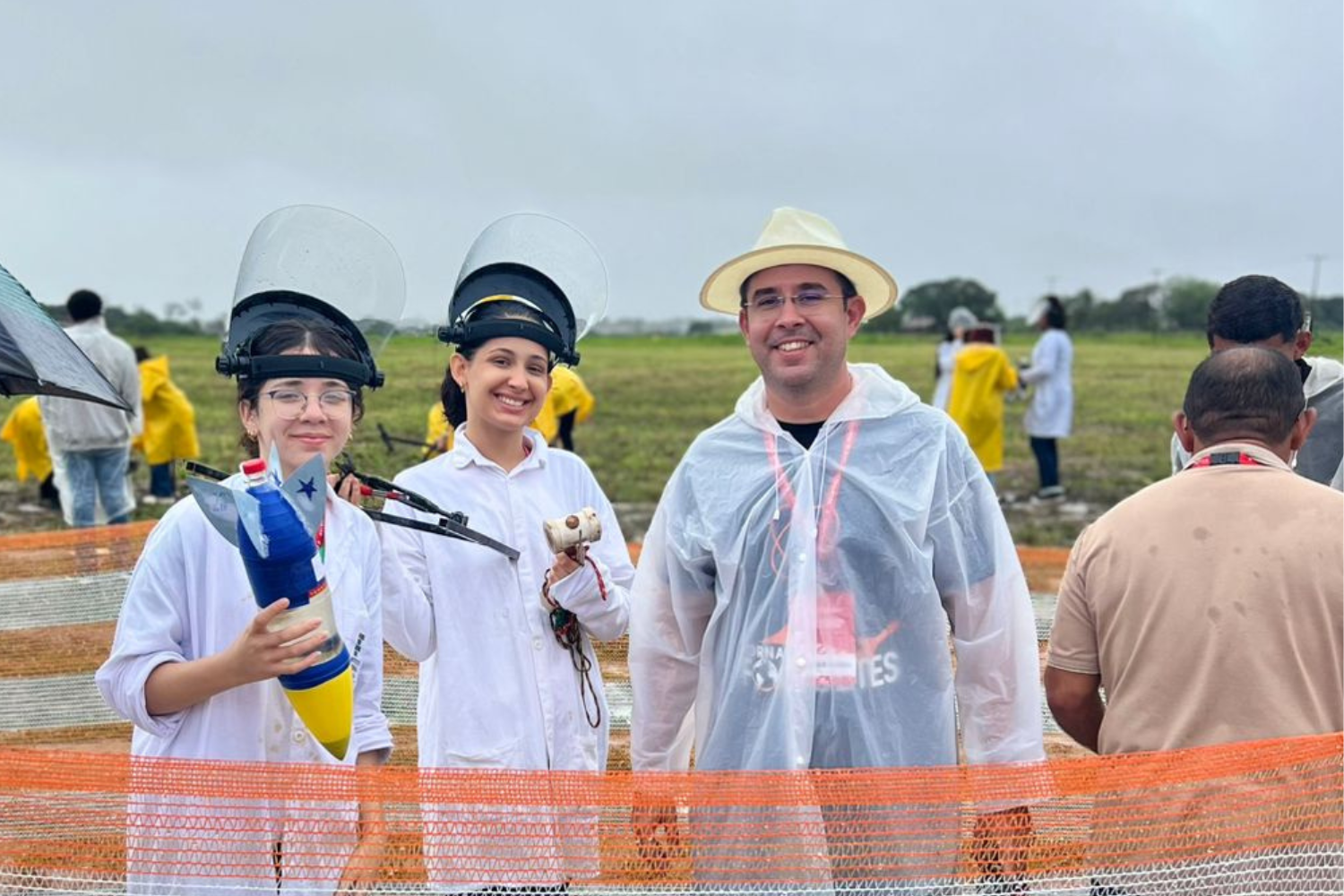Alunas da equipe Sagan, Sara e Giulia Bianca, ao lado do professor Geovane Pessoa do IFPB - Campus Patos.png