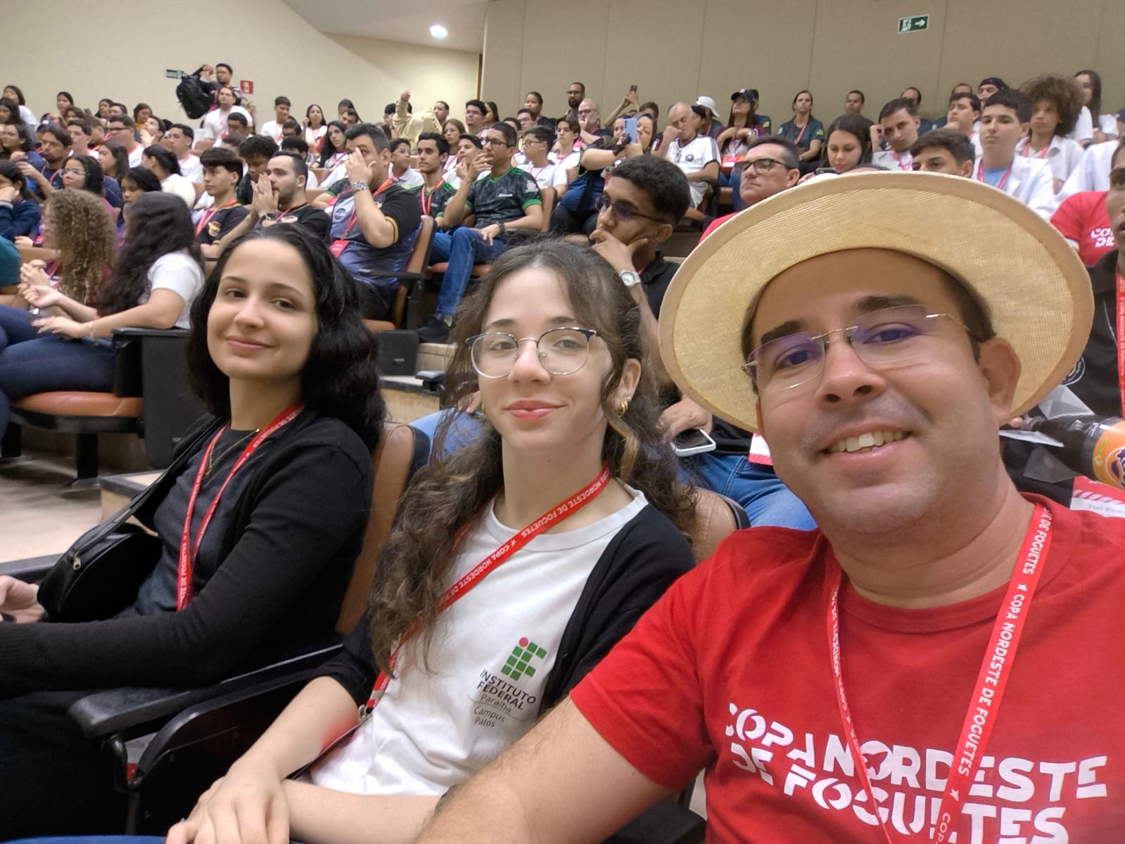 Alunas Giulia Bianca e Sara ao lado do professor Geovane Pessoa do IFPB - Campus Patos.jpg