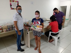 Entrega dos kits de alimentos do PNAE 
