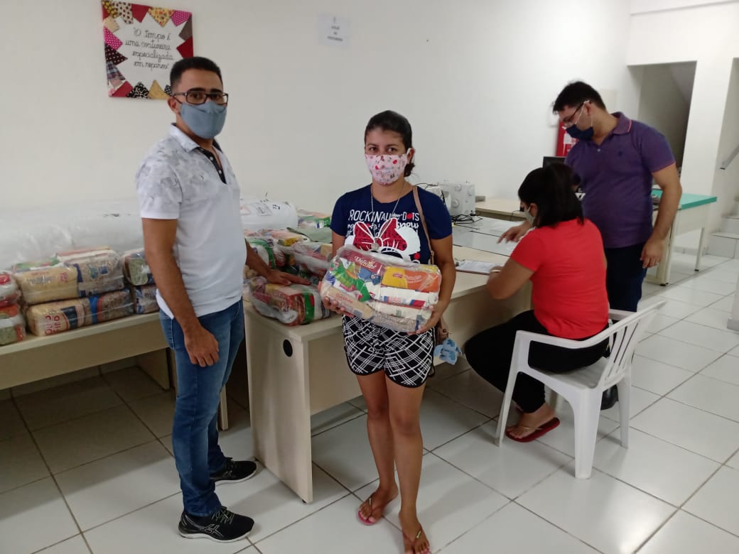 Entrega dos kits de alimentos do PNAE 