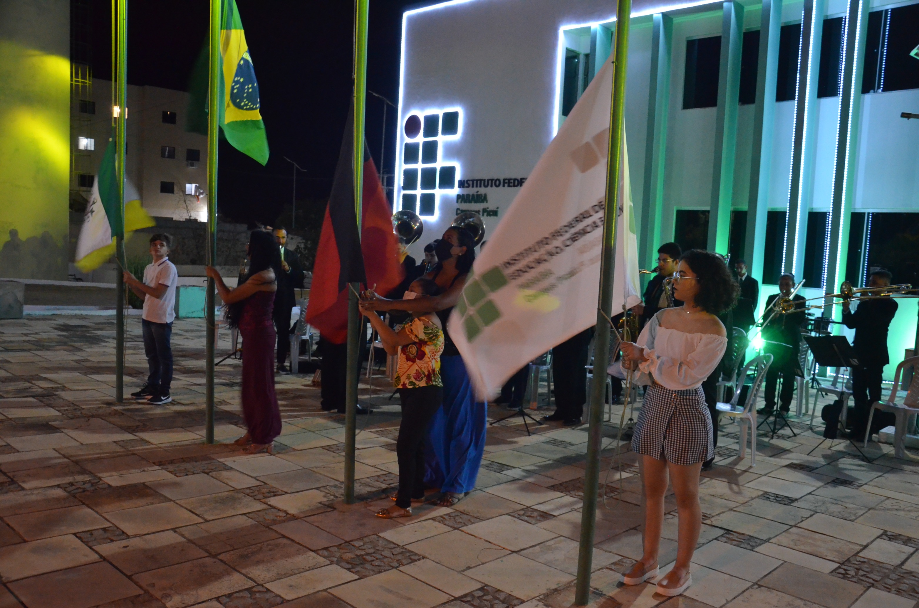 Hasteamento de bandeiras.JPG