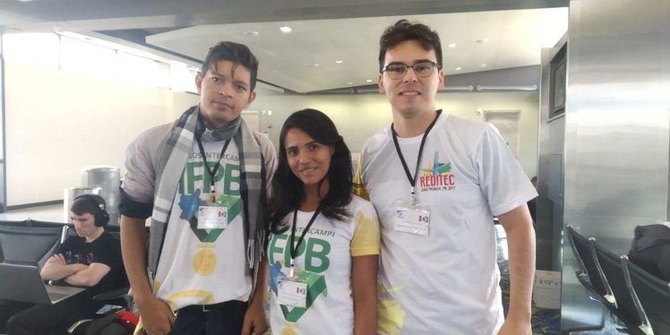 Os 3 alunos no aeroporto.JPG