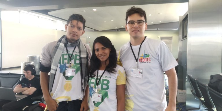 Os 3 alunos no aeroporto.JPG