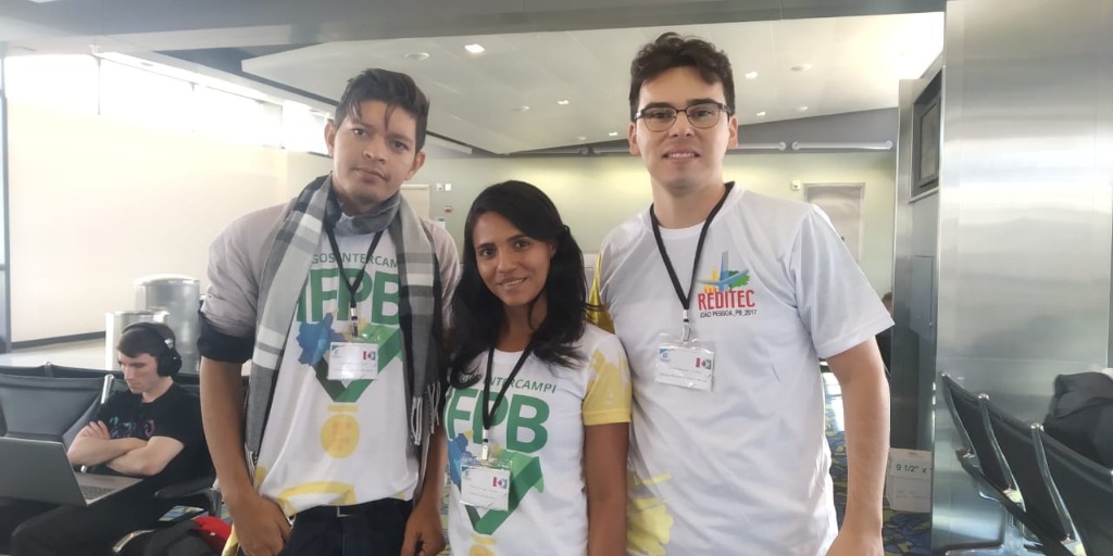 Os 3 alunos no aeroporto.JPG