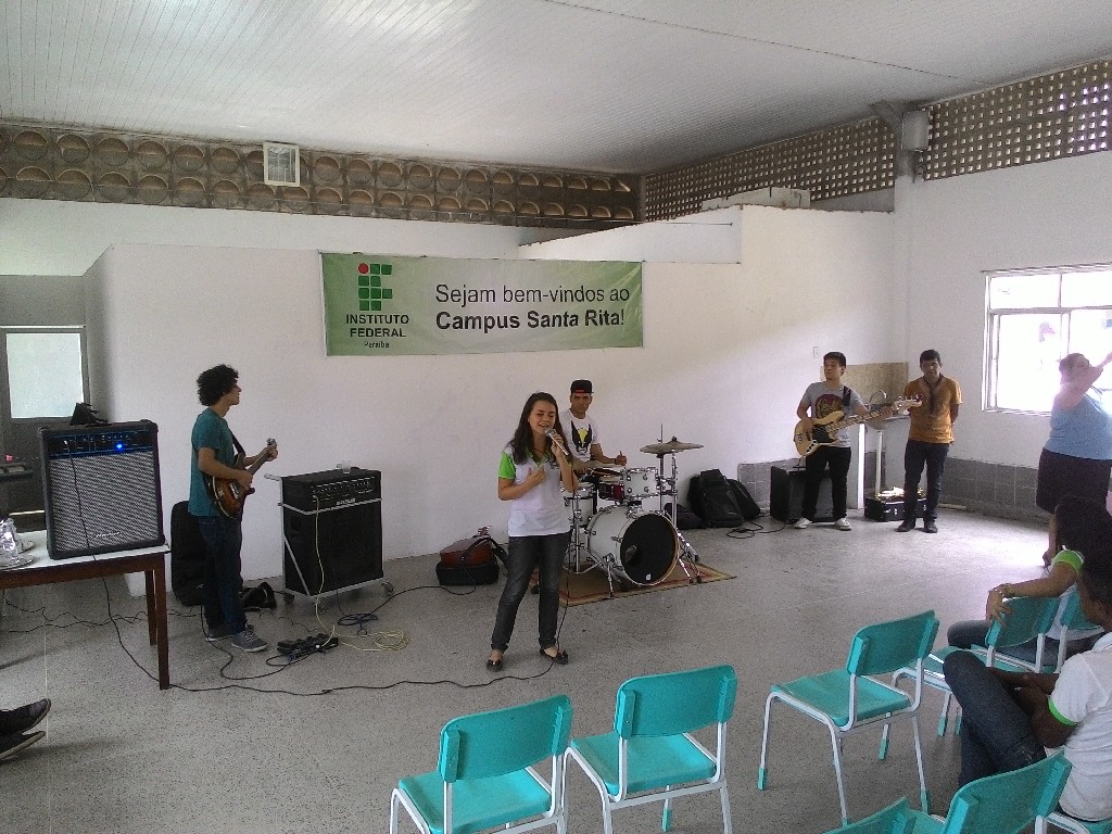 Apresentação da intérprete Débora Rubia