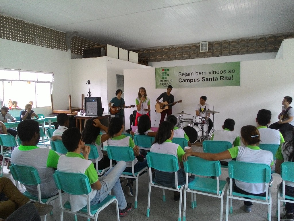 Apresentação da intérprete Kaline Soares