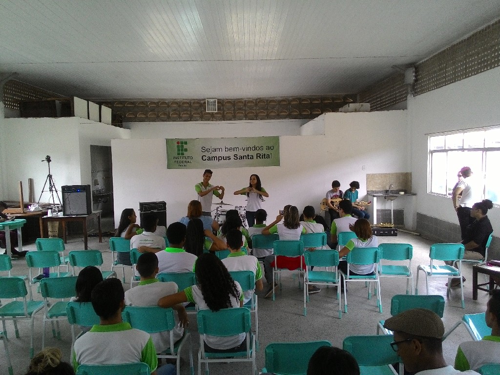 Apresentação em libras realizada pelos discentes surdos Wellington Eldem e Leyd Dayanna